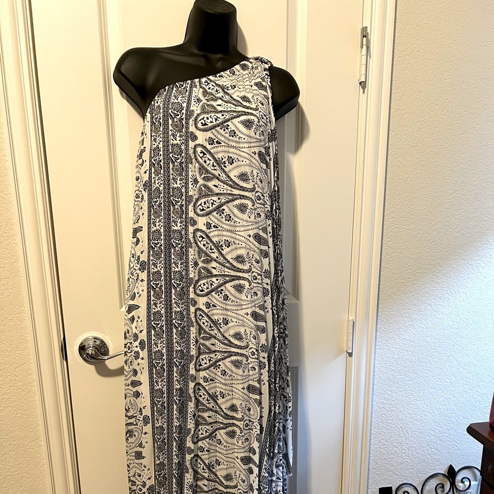 Beautiful one shoulder, high/ low maxi dress white w/ black paisley print
